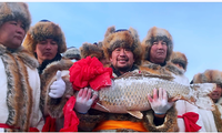 新疆：冬捕盛宴 鱼跃人欢